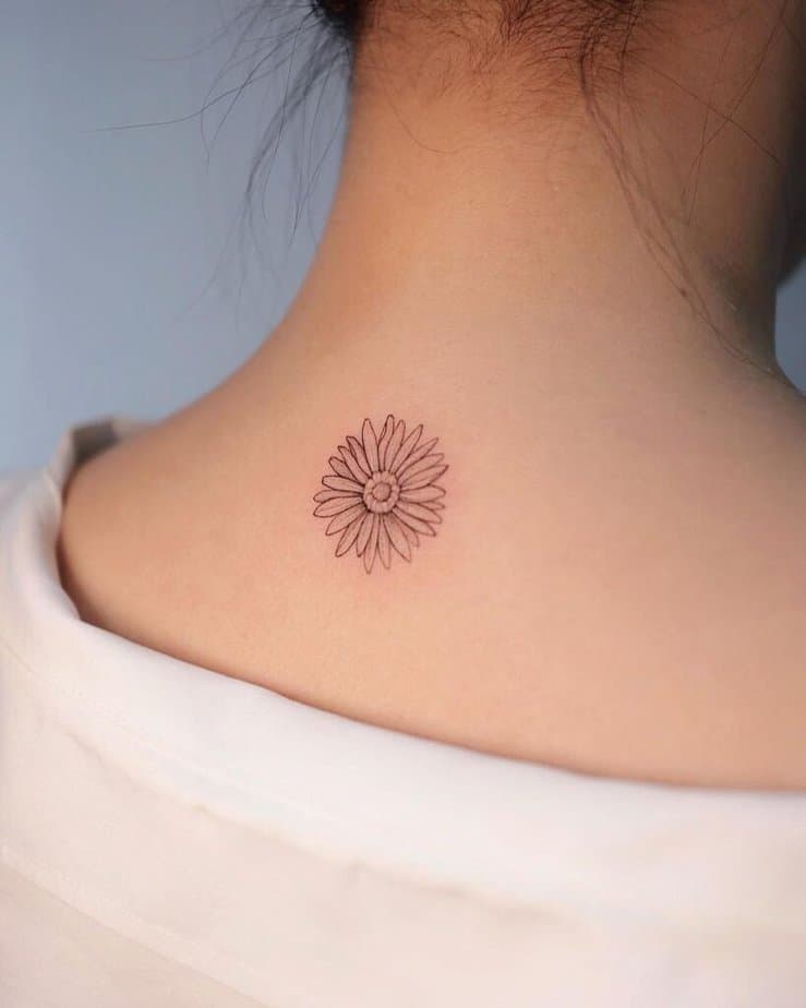 12. Ein Gänseblümchen-Tattoo im Nacken