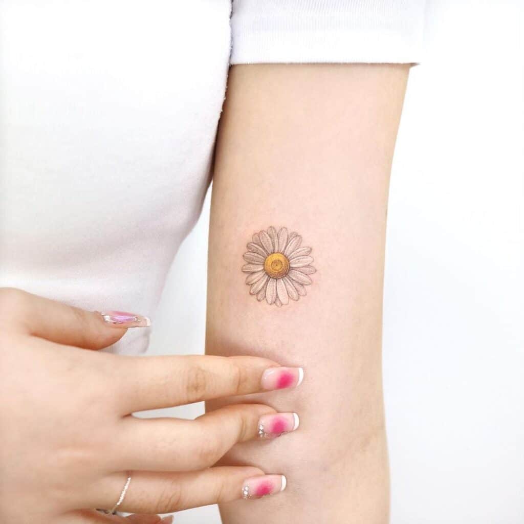 14. Ein weißes Gänseblümchen-Tattoo 