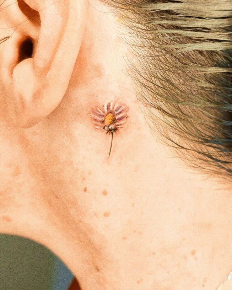 16. Ein Gänseblümchen-Tattoo hinter dem Ohr 