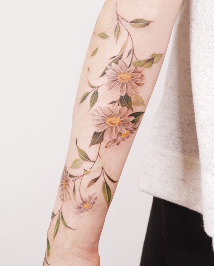 18. Ein gewagtes Gänseblümchen-Tattoo über den ganzen Arm 