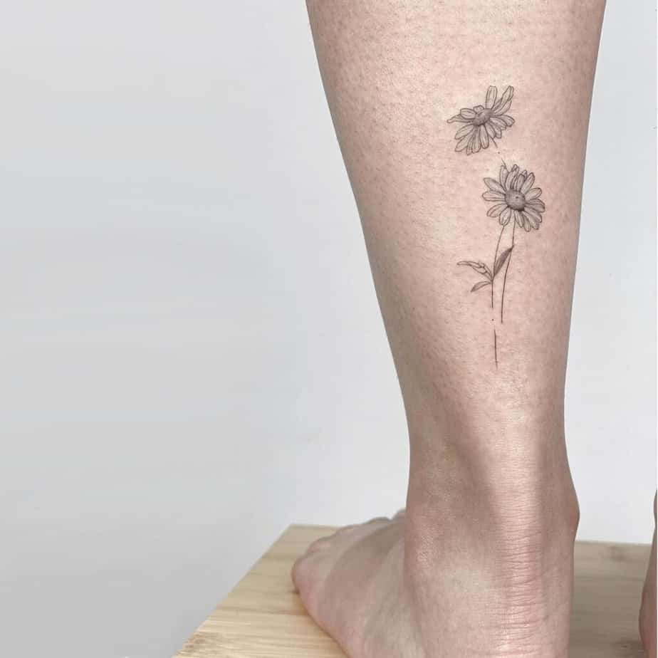 24. Ein Gänseblümchen-Tattoo oberhalb des Knöchels 