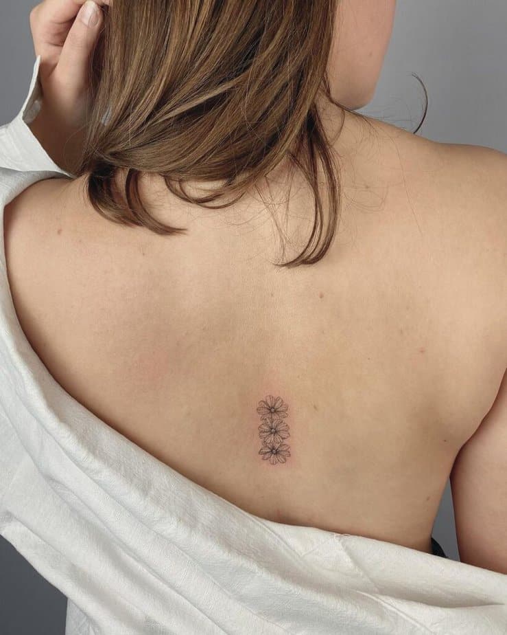 25. Ein Gänseblümchen-Tattoo auf dem Rücken 