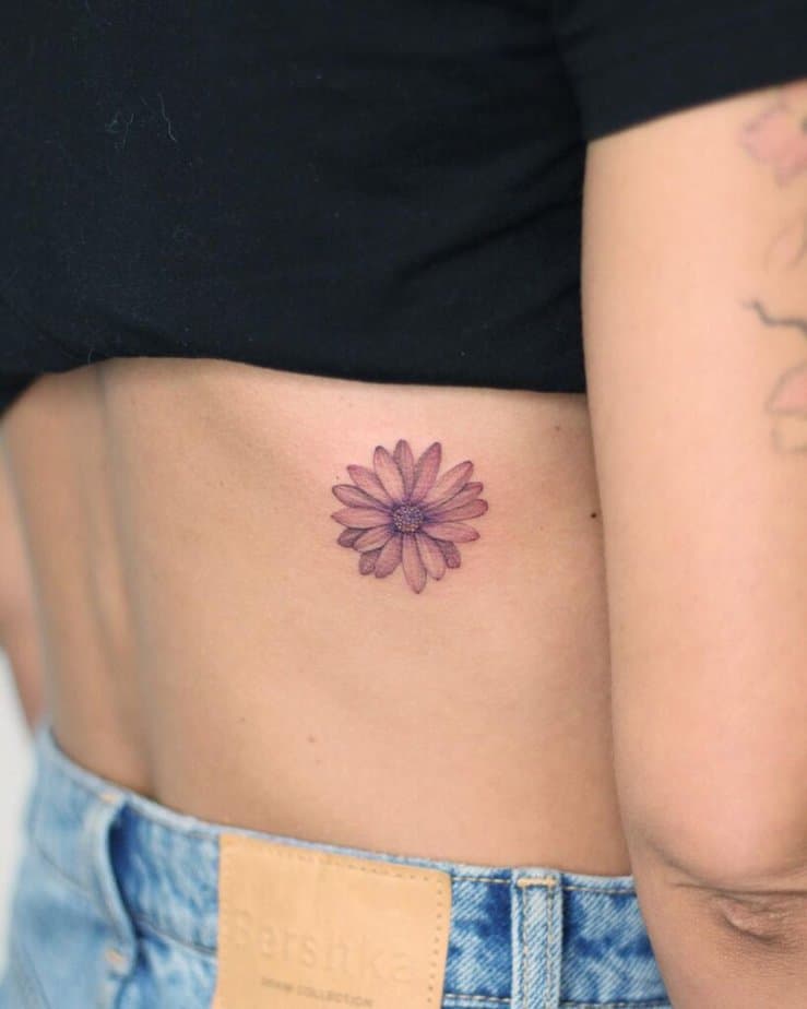 7. Ein Gänseblümchen-Tattoo auf dem Rücken