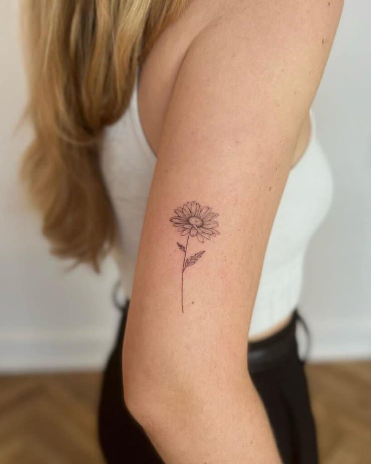 1. Ein einfaches und schlichtes Gänseblümchen-Tattoo 