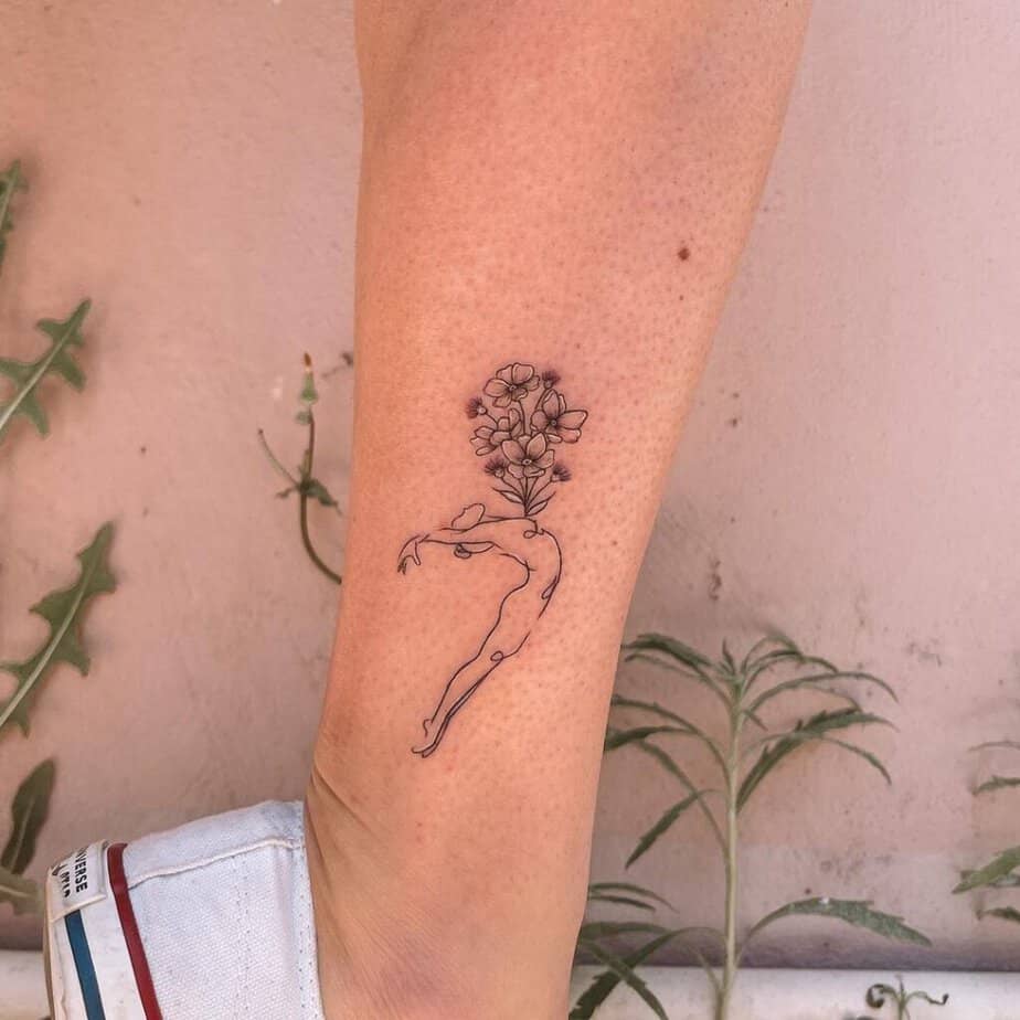 1. Ein florales Line Art Tattoo 