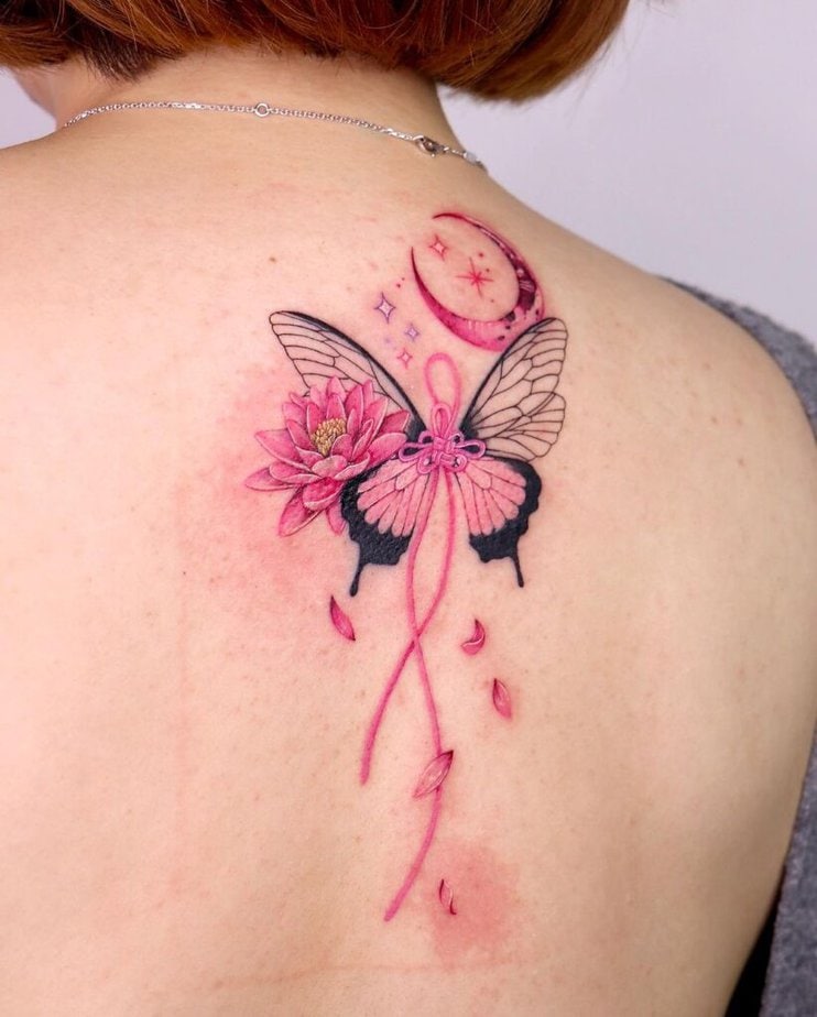 11. Eine rosa Seerosen-Tätowierung auf dem Rücken