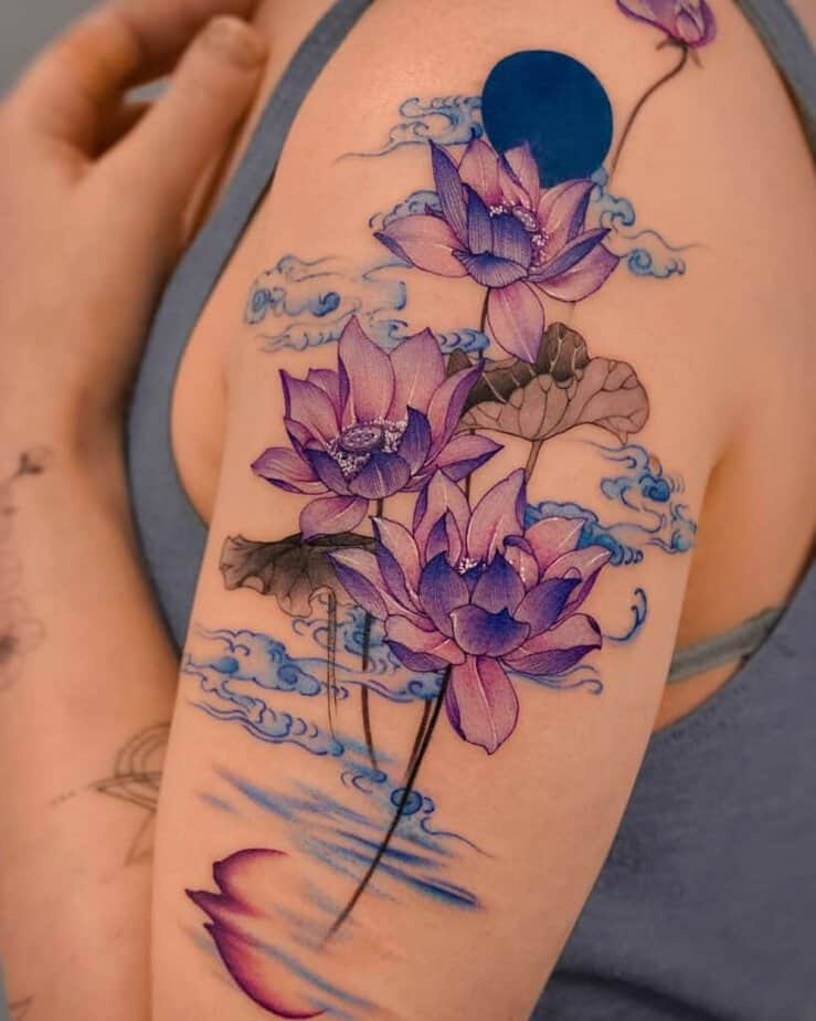7. Eine lila Seerosen-Tätowierung auf dem Oberarm