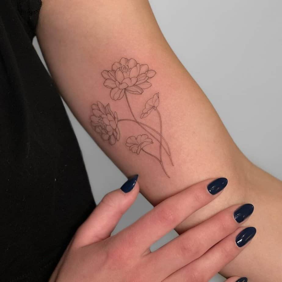 1. Ein einfaches und elegantes Seerosen-Tattoo 