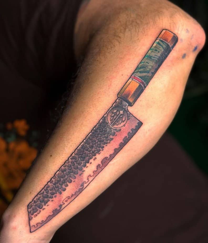 22. Eine Tätowierung eines Kiritsuke-Messers auf dem Unterarm