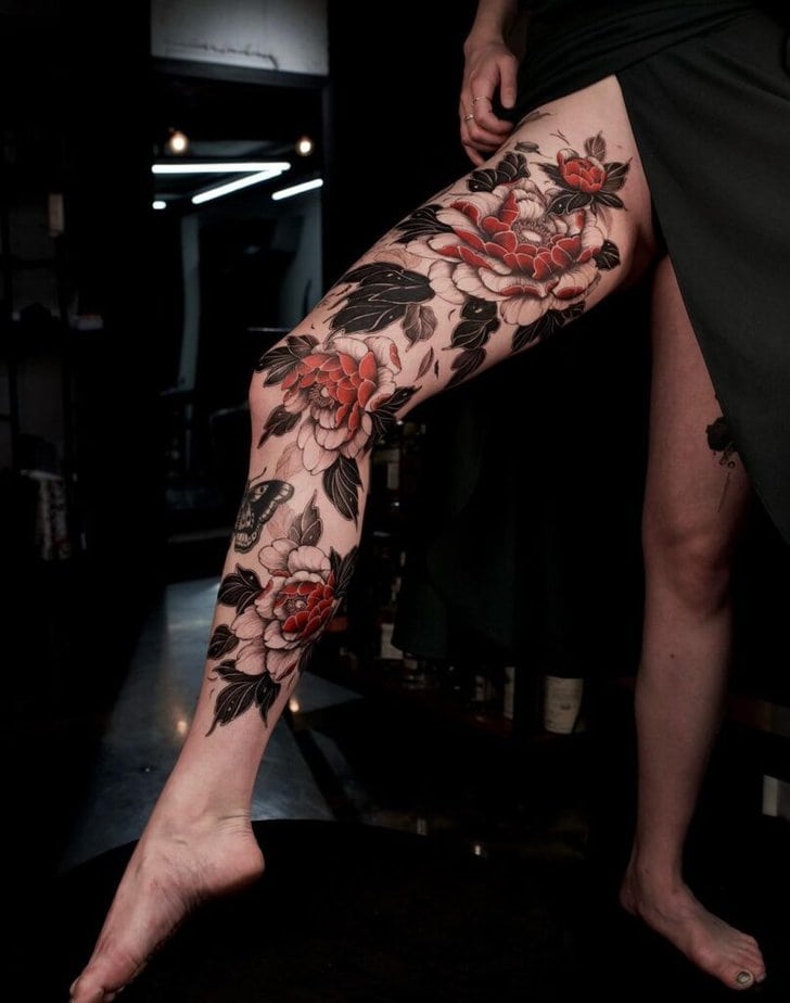 Dunkle weibliche Tattoos mit Blumen