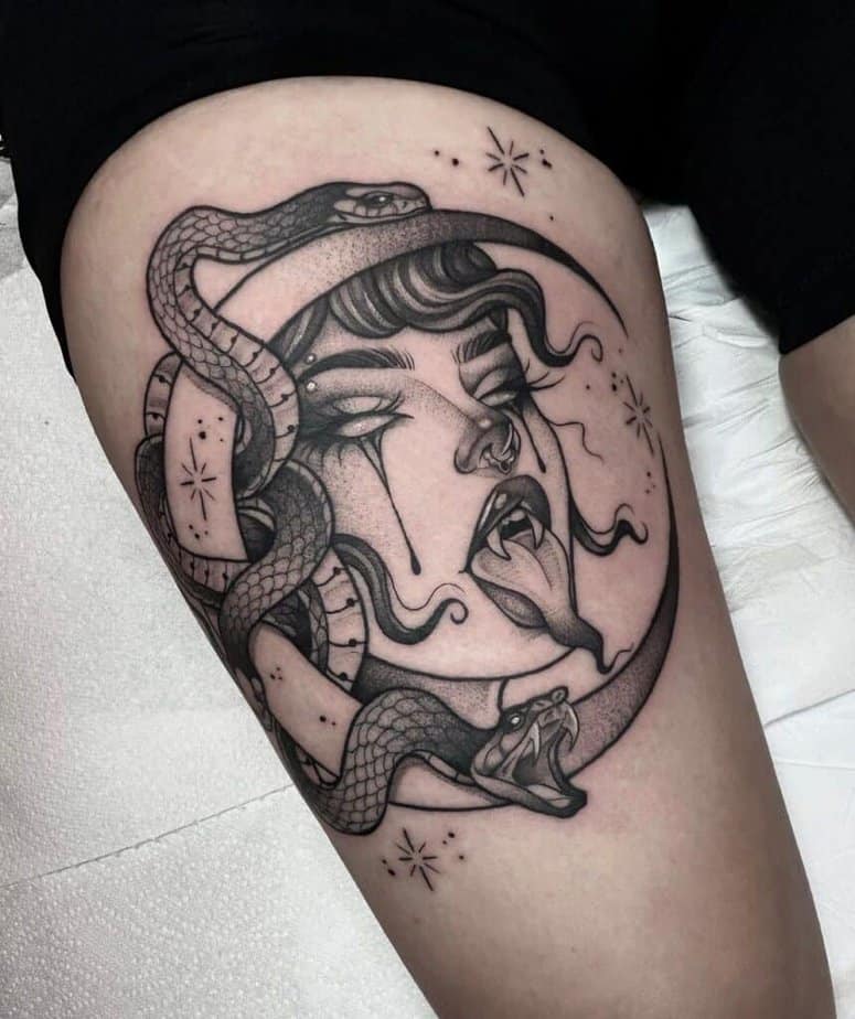 Dunkle weibliche Tattoos der Medusa