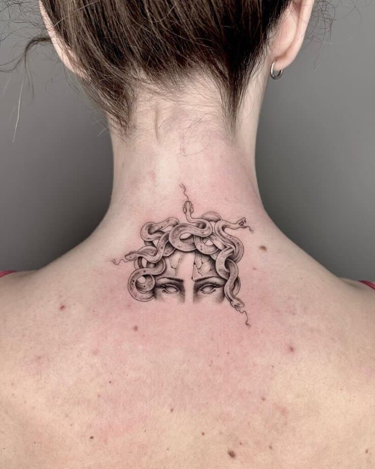 Dunkle weibliche Tattoos der Medusa