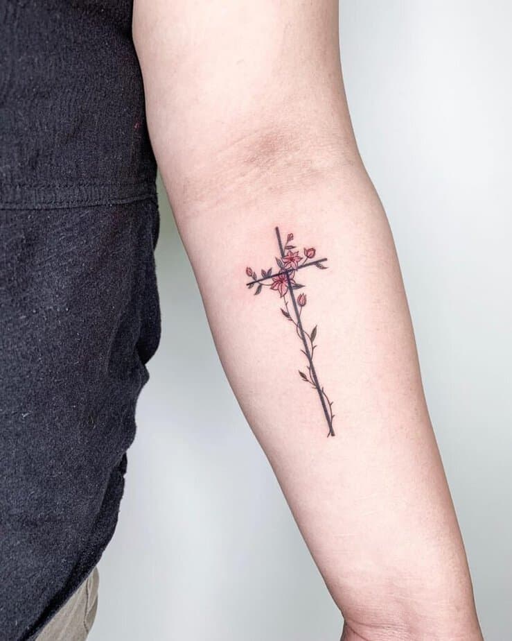 Ein einfaches Kreuz-Tattoo auf deinem Arm 