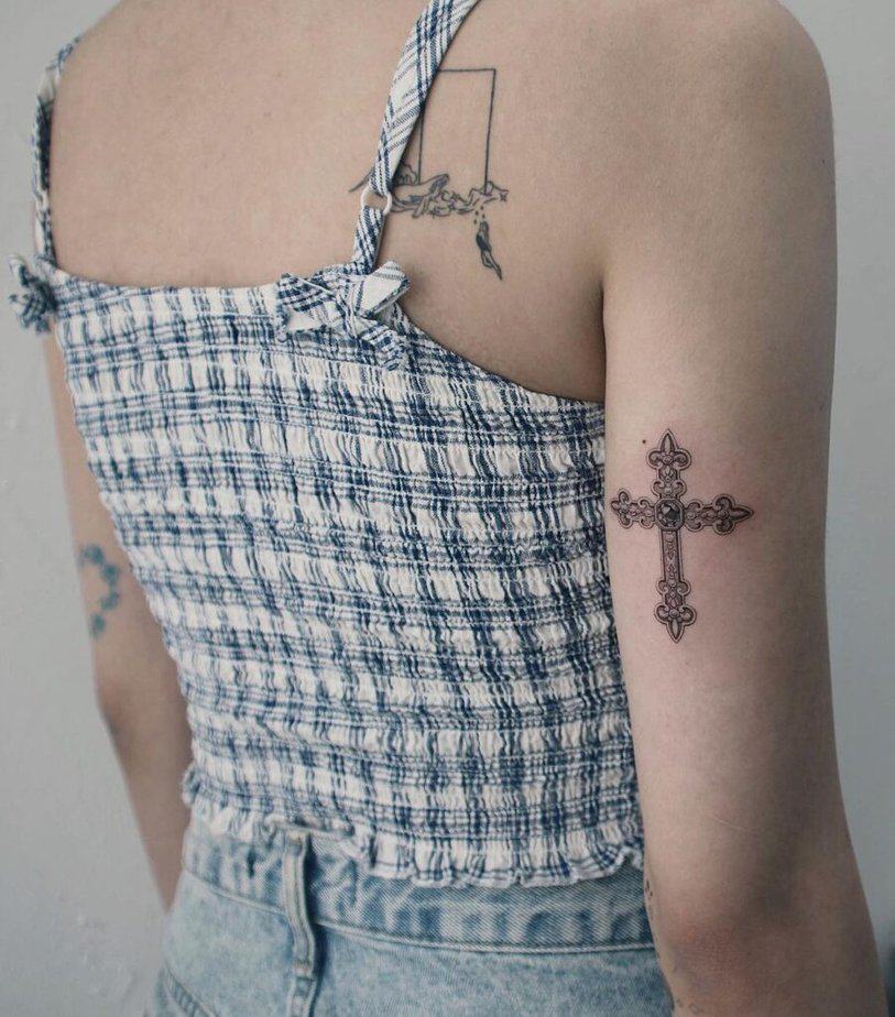 Ein einfaches Kreuz-Tattoo auf deinem Arm 