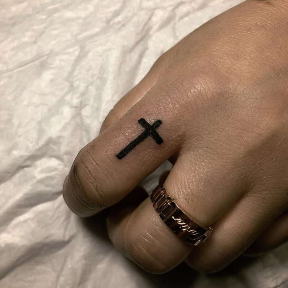 Ein stilvolles Kreuz-Tattoo auf deinem Finger 