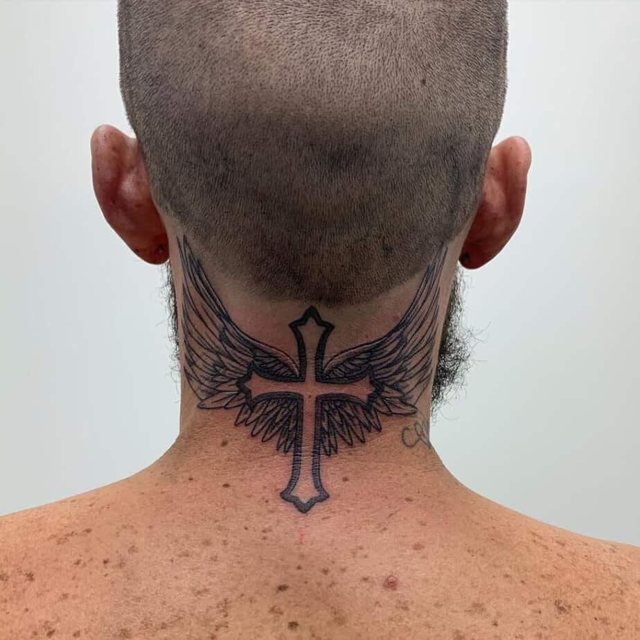 Ein minimalistisches Kreuz-Tattoo am Hals 
