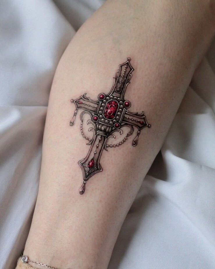 Ein mächtiges Kreuz-Tattoo auf deinem Bein 