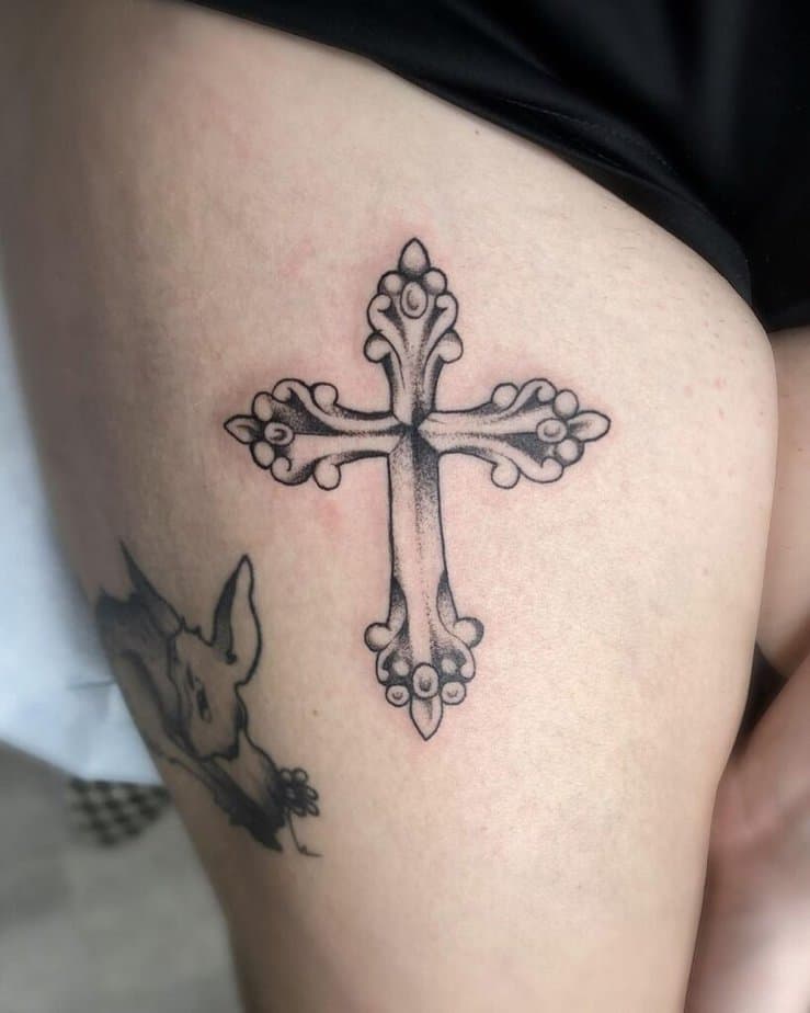 Ein mächtiges Kreuz-Tattoo auf deinem Bein 