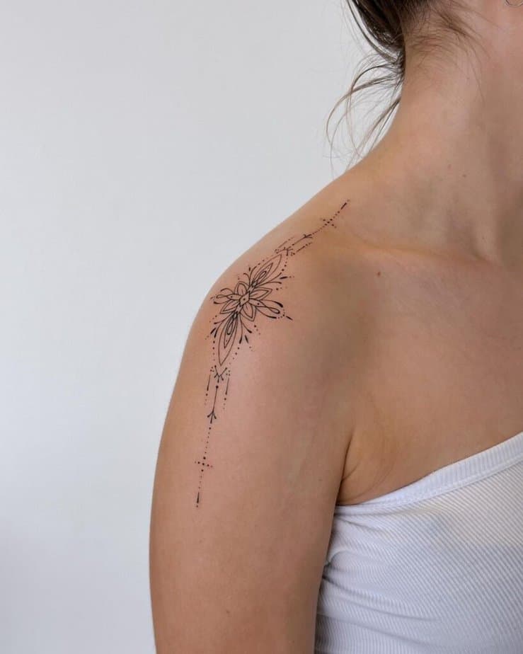Ein elegantes Kreuz-Tattoo auf der Schulter 