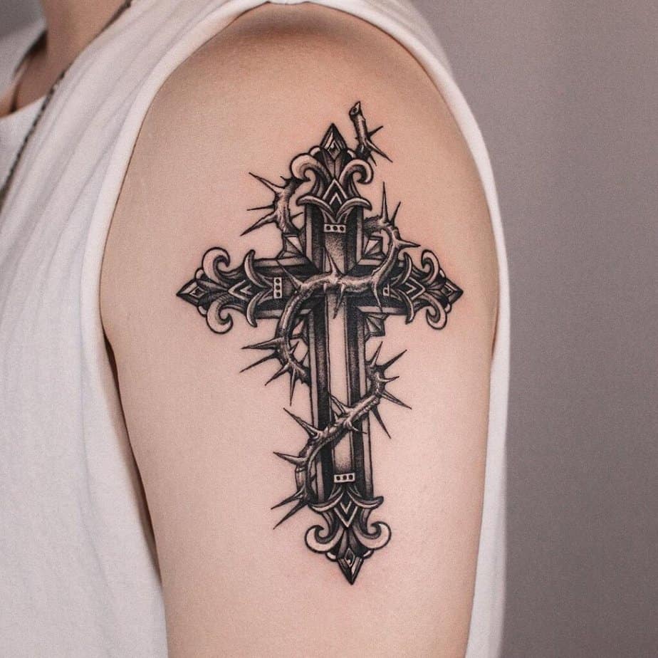 Ein elegantes Kreuz-Tattoo auf der Schulter 