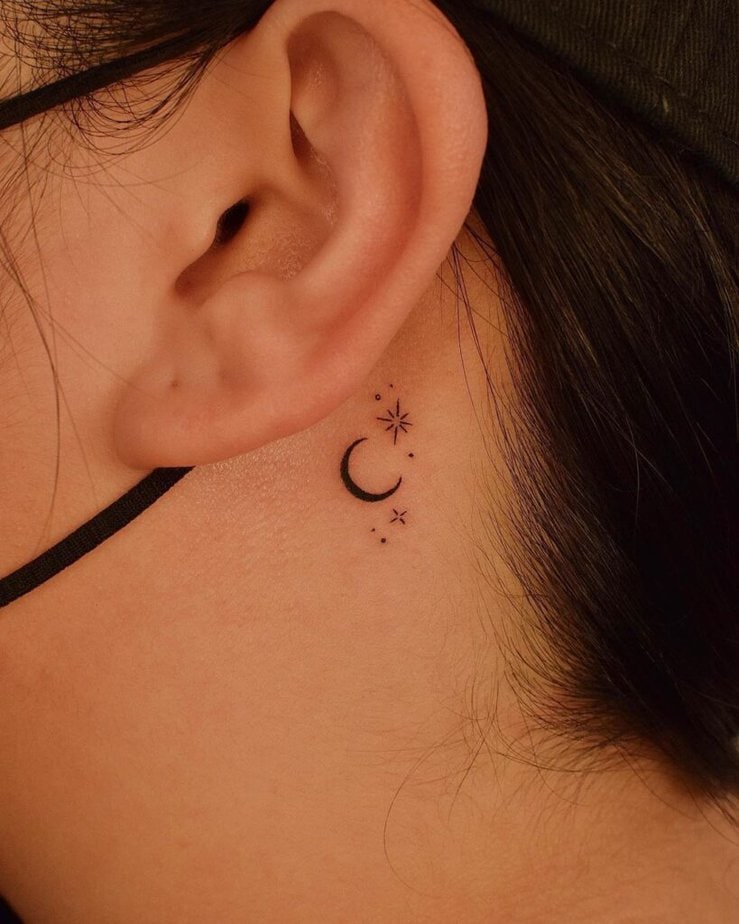 5. Ein funkelndes Tattoo hinter dem Ohr