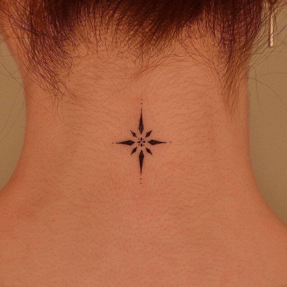 18. Ein glitzerndes Tattoo-Design am Hals
