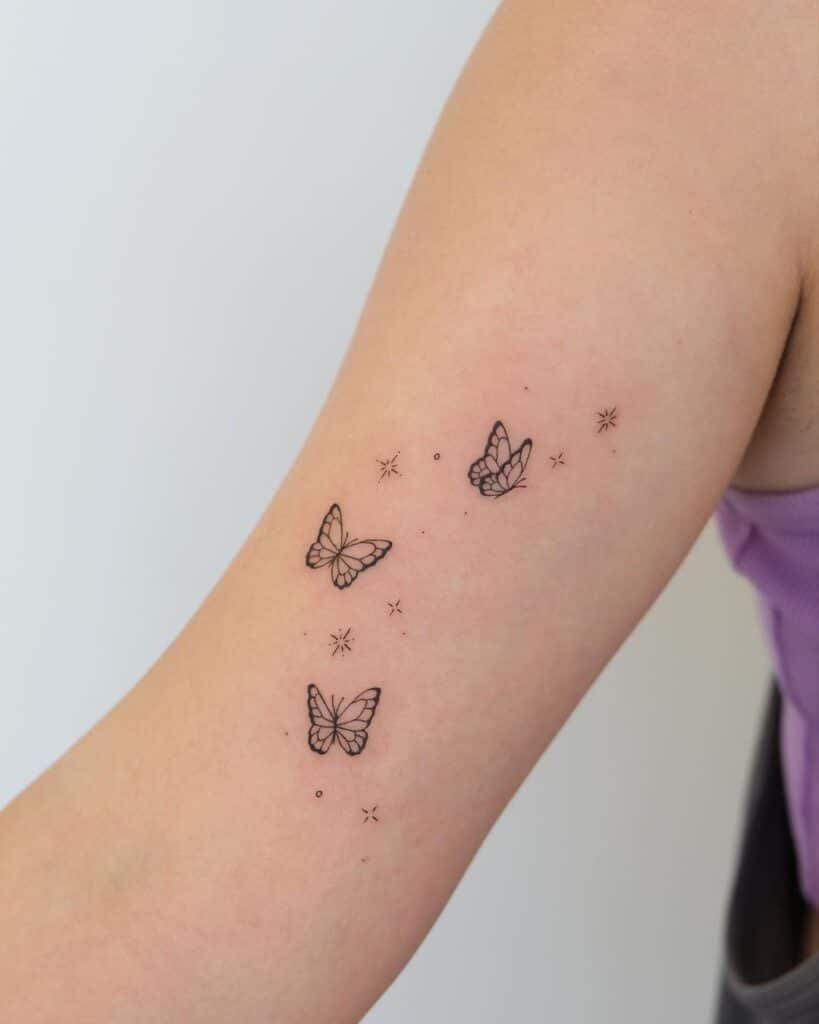 23. Ein Tattoo mit Schmetterlingen und Glitzern 