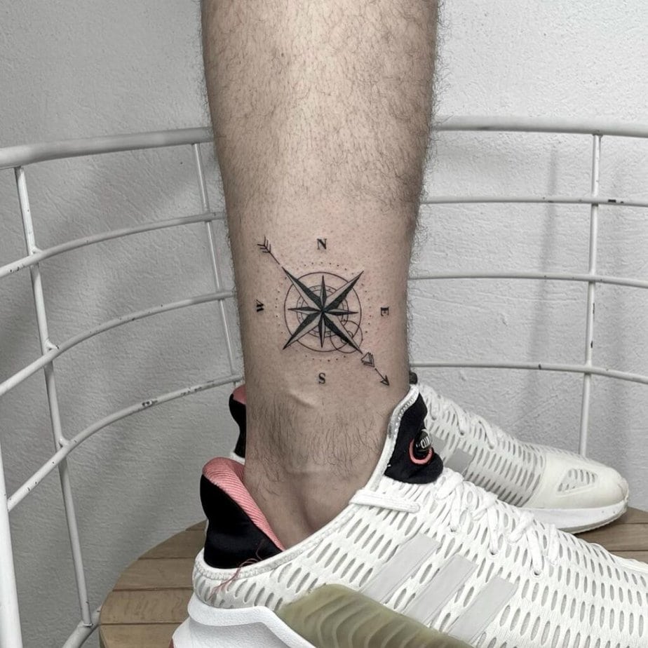 Einfache und kleine Kompass Tattoo Ideen