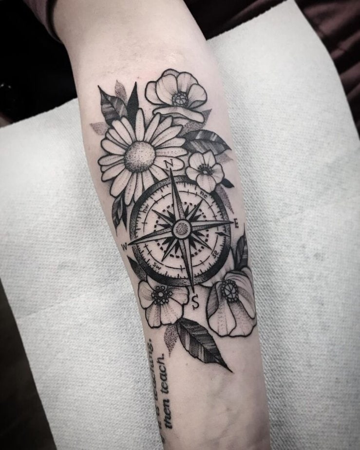 Kompass-Tattoo mit Blumen