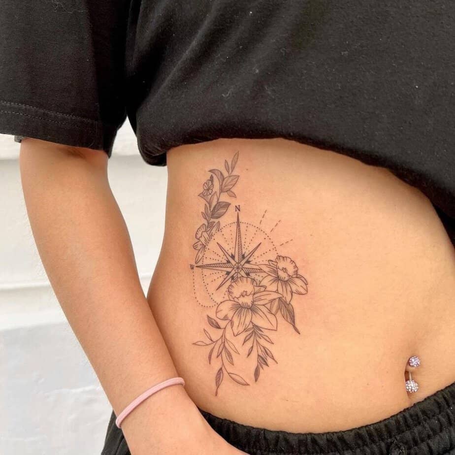 Kompass-Tattoo mit Blumen