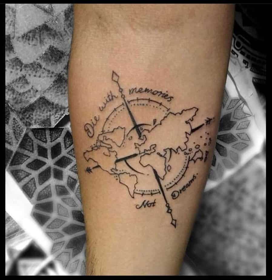 Ein Kompass und eine Weltkarte