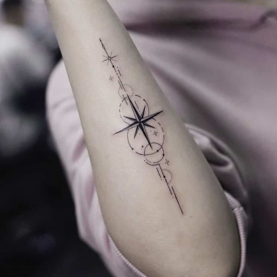 Einfache und kleine Kompass Tattoo Ideen