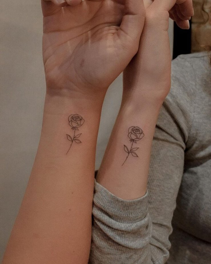11. Ein passendes Rosen-Tattoo 