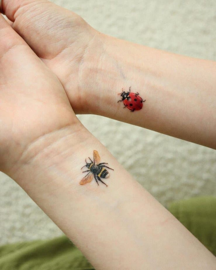 25. Ein Marienkäfer- und Bienen-Tattoo 