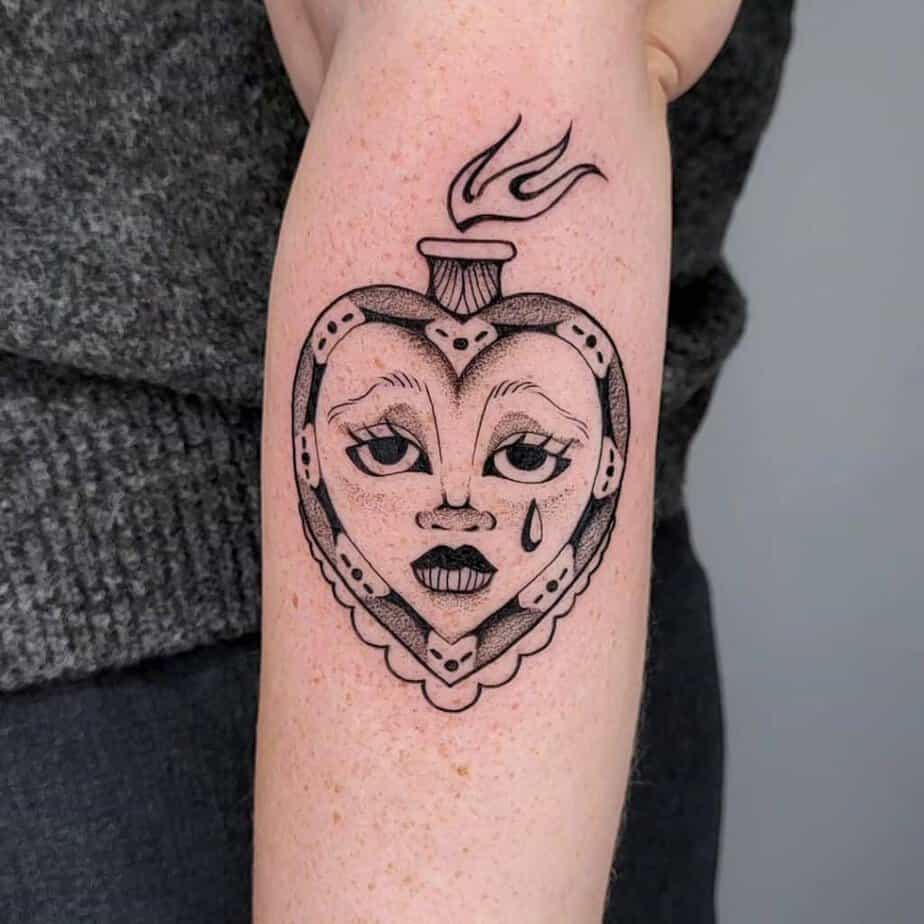 Schwarze und graue heilige Herz-Tattoos