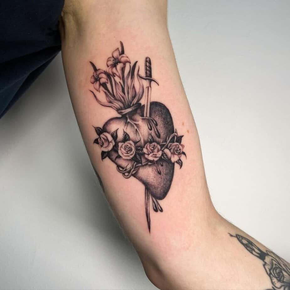 Schwarze und graue heilige Herz-Tattoos