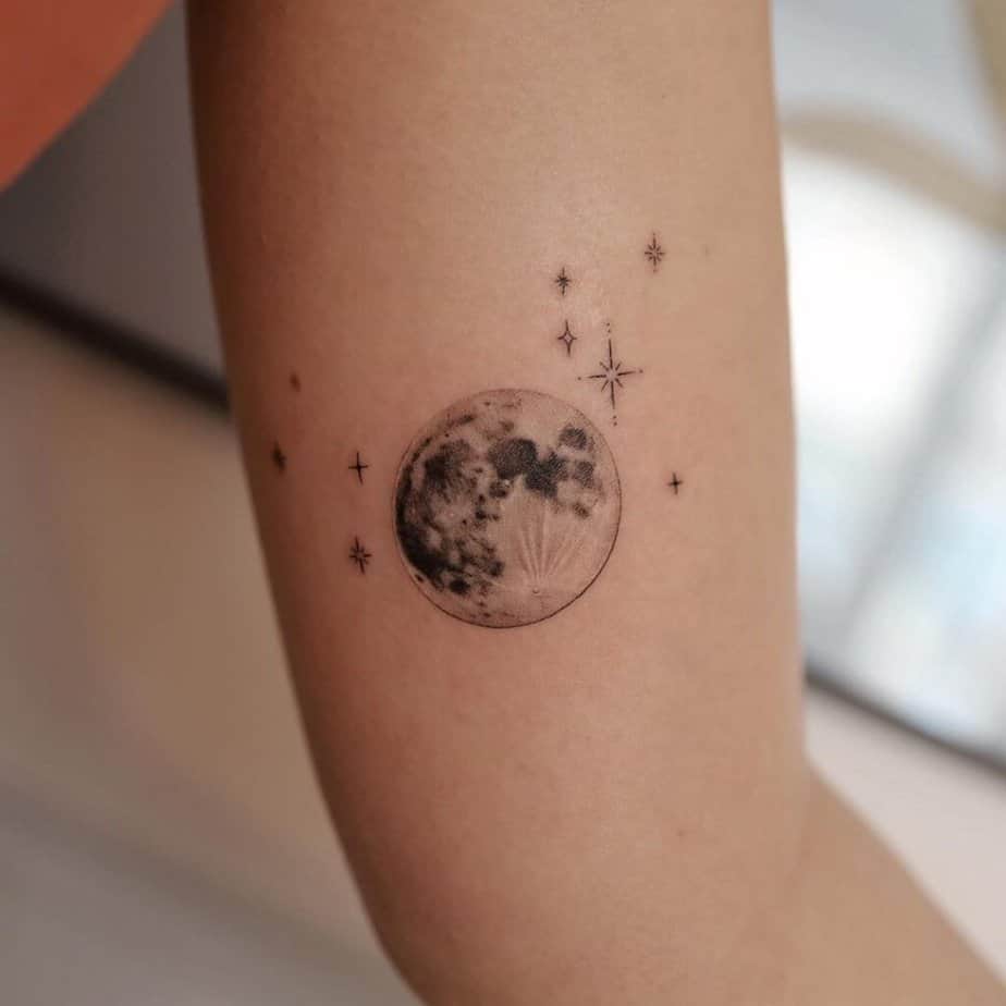 Realistisches Mond-Tattoo