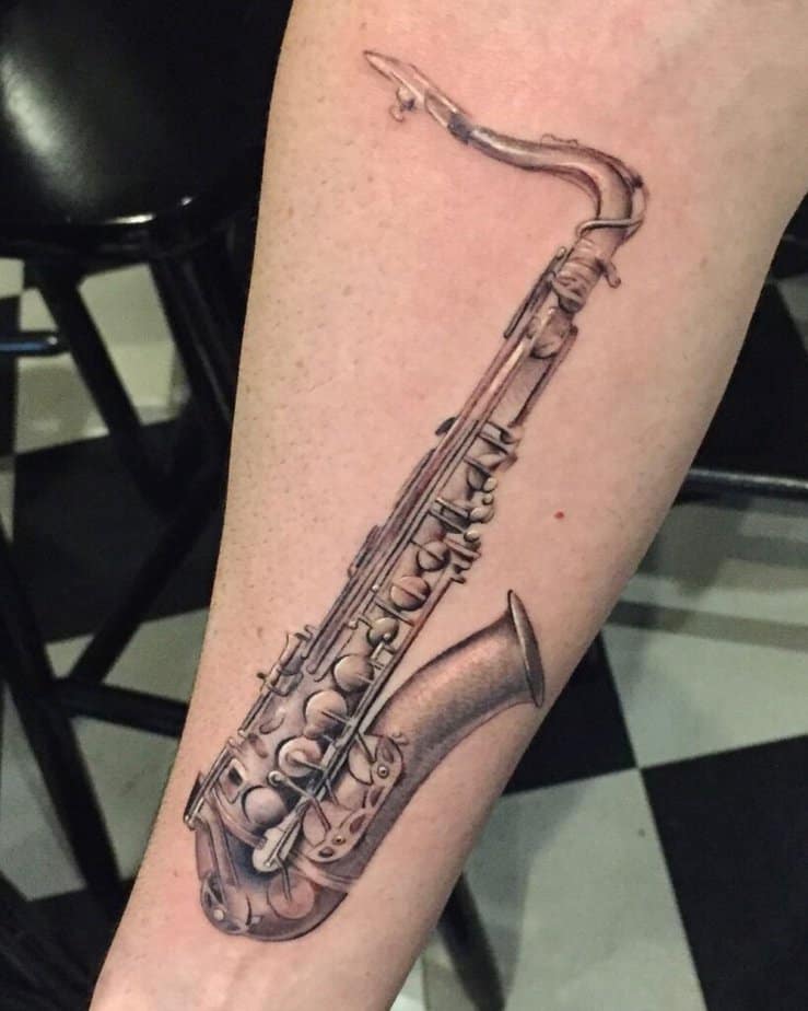 2. Ein sanftes und subtiles Saxophon-Tattoo 