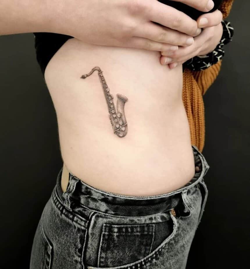 12. Ein Saxophon-Tattoo auf dem Brustkorb 