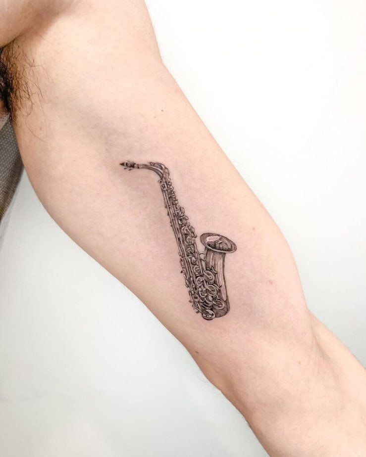 13. Ein Saxophon-Tattoo auf dem Innenarm