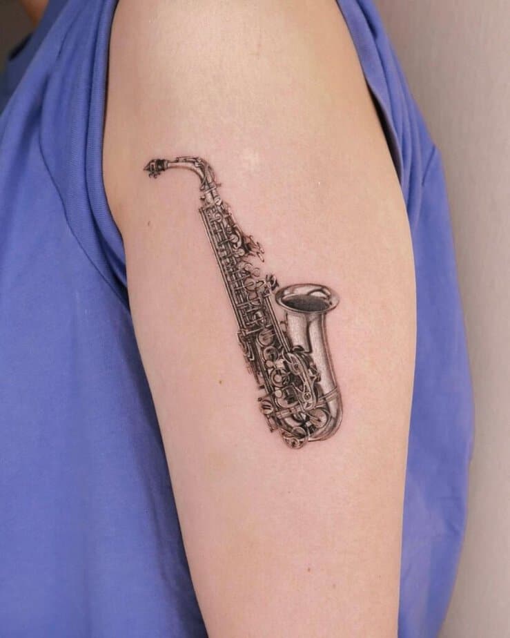 15. Ein Sax-Tattoo auf dem Oberarm