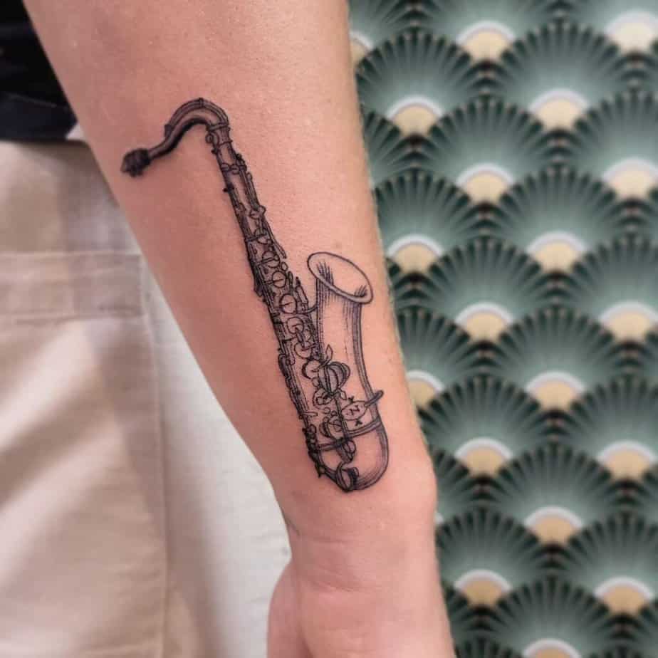 16. Ein Sax-Tattoo an der Außenseite des Arms