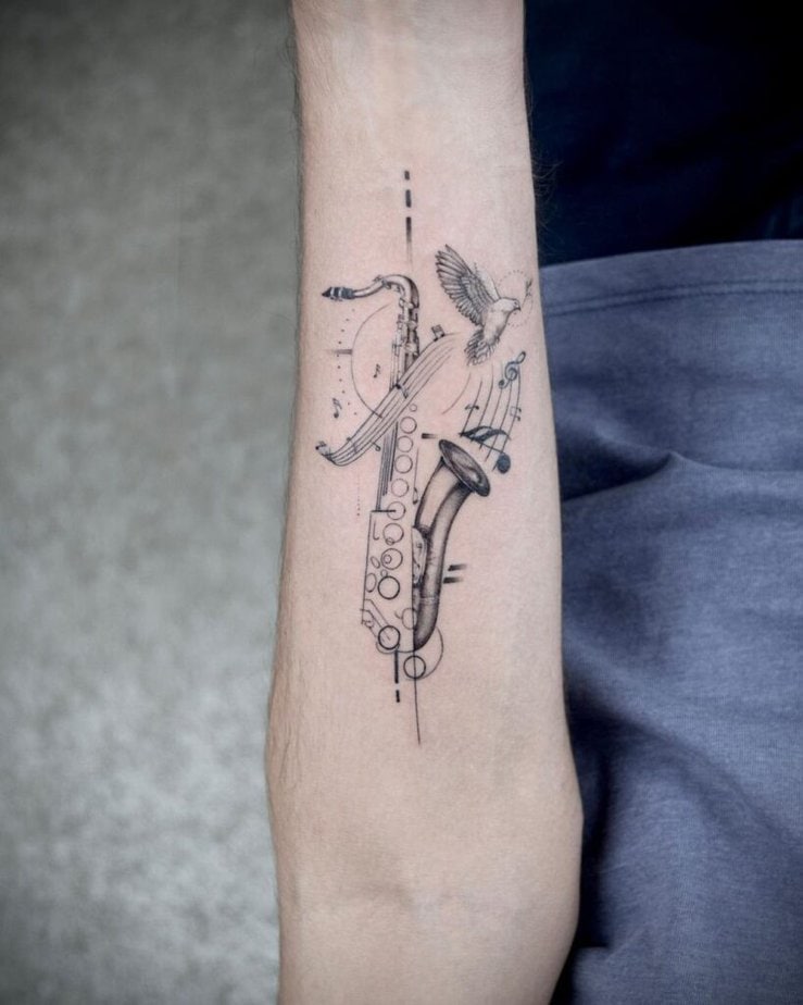 17. Ein Saxophon-Tattoo mit einem Vogel