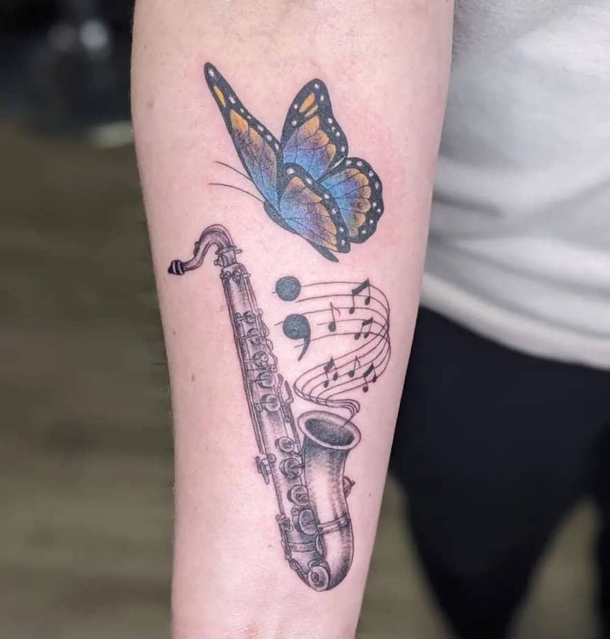 18. Ein Saxophon-Tattoo mit einem Semikolon 