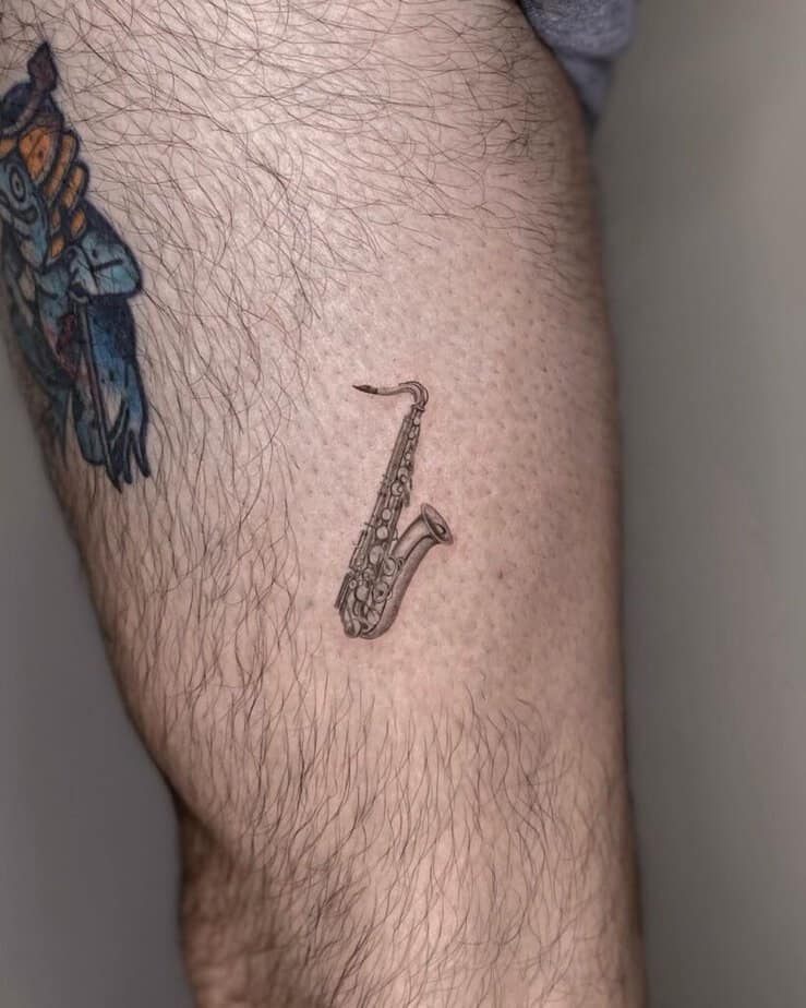 23. Ein kleines Saxophon-Tattoo 