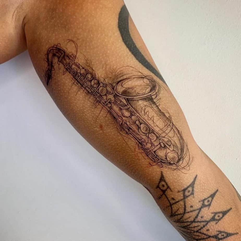 24. Ein Saxophon-Skizzen-Tattoo 