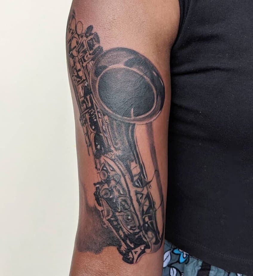 25. Ein Saxophon-Tattoo in Schwarzarbeit