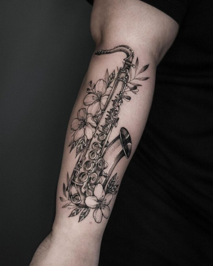 27. Ein Saxophon-Tattoo mit Blumen 