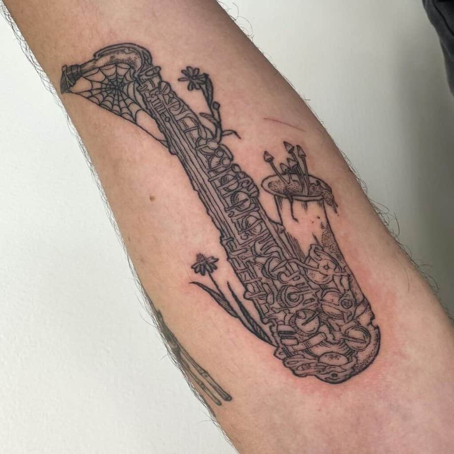 5. Ein verwittertes Saxophon-Tattoo 