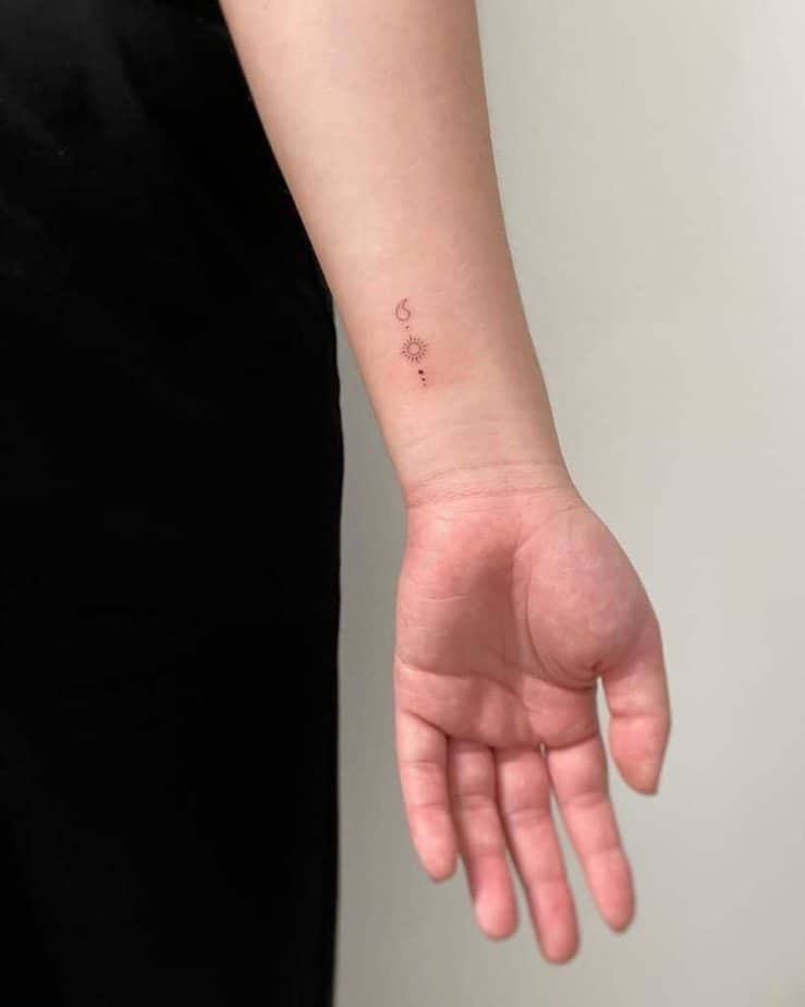 Kleines, aber aussagekräftiges Semikolon-Tattoo